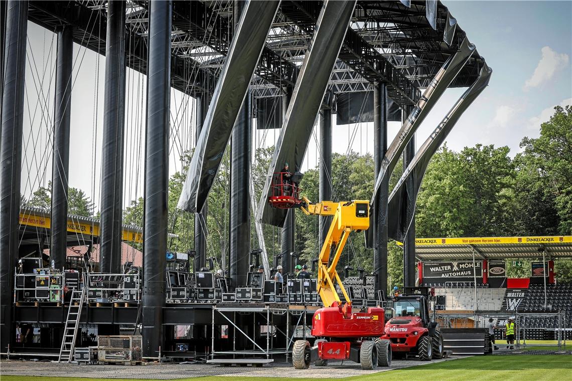 Die Bühne fürs AndreaBergHeimspiel wird aufgebaut Die Bühne fürs AndreaBergHeimspiel wird aufgebaut