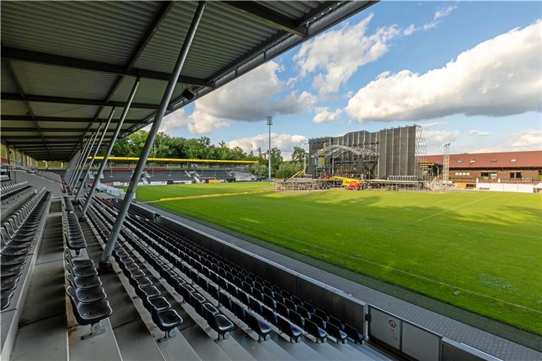 Die Bühne für das Andrea-Berg-Heimspiel in Aspach ist sage und schreibe 48 Meter breit und 14 Meter hoch. Fotos: Alexander Becher