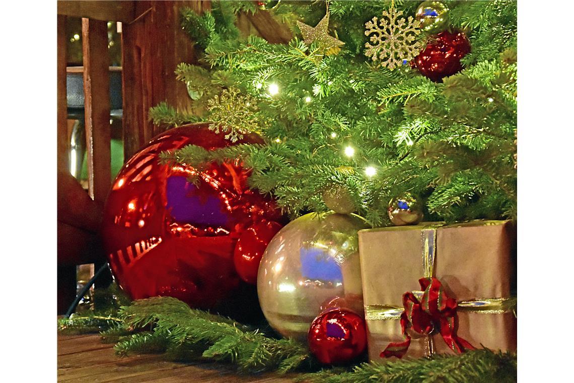 Die Bühne und die komplette Hotelanlage erstrahlt weihnachtlich geschmückt.