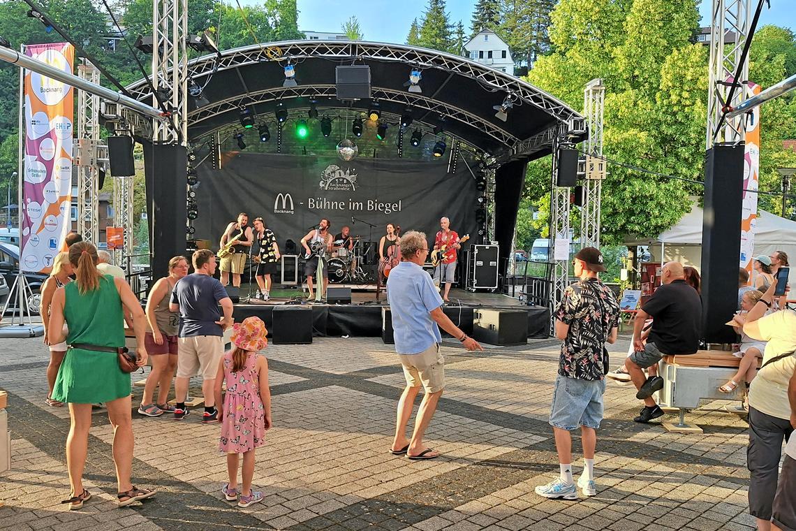 Die Bühnen sind mittlerweile zum Leben erwacht, zum Beispiel mit Balkansounds und Polka-Pop bei Fezzmo im Biegel. Foto: BKZ