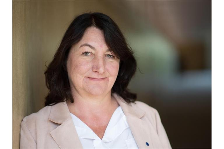 Die Bürgerbeauftragte Beate Böhlen (Grüne) steht im Foyer des Landtags von Baden-Württemberg. Foto: Marijan Murat/dpa/Archivbild