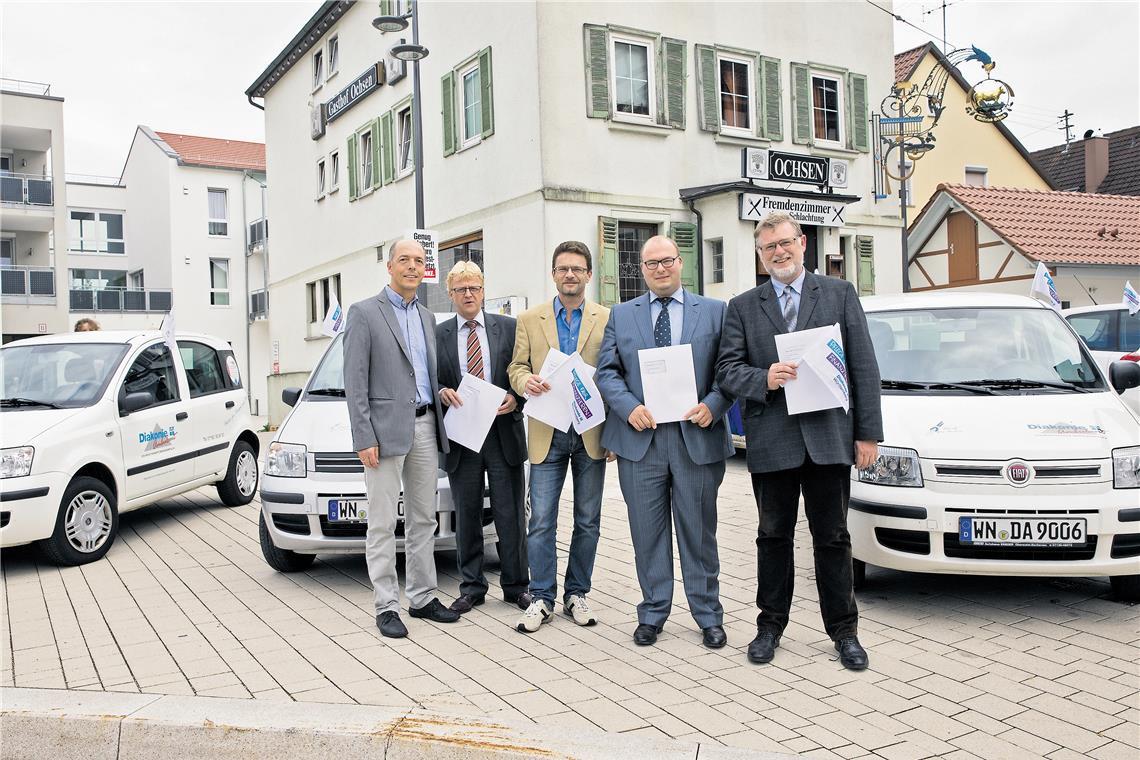 Im oberen Murrtal steht ein Umbruch bevor Die Bürgermeister des oberen Murrtals haben oft gemeinsame Verpflichtungen. 2013 etwa überreichte Thomas Nehr, geschäftsführender Vorstand von Diakonie ambulant, eine Unterschriftenliste an Uwe Bossert, Christoph Jäger, Armin Mößner und Dieter Zahn (von links). Solche Termine wird Murrhardts Bürgermeister Armin Mößner demnächst wohl mit drei neuen Amtskollegen wahrnehmen. Archivfoto: Jörg Fiedler