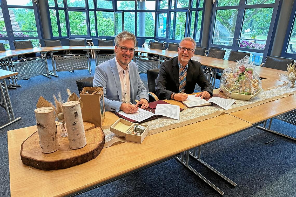Standesämter im Rems-Murr-Kreis geben sich das Jawort Die Bürgermeister Michael Clauss aus Kaisersbach (links) und Reinhold Sczuka aus Althütte bei der Unterzeichnung der jüngsten Vertretungsvereinbarung für die Kooperation der Standesämter. Foto: Gemeinde Althütte