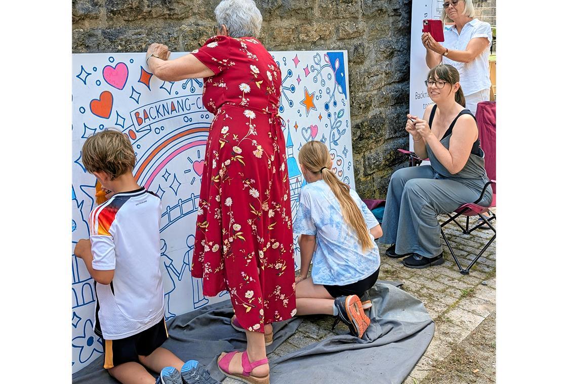 Der Live-Blog zum 53. Backnanger Straßenfest: Mit dem Zapfenstreich klingt das Fest aus Die Bürgermeisterin von Chelmsford, Jannetta Sosin, hat selbst zum Stift gegriffen. Foto: privat