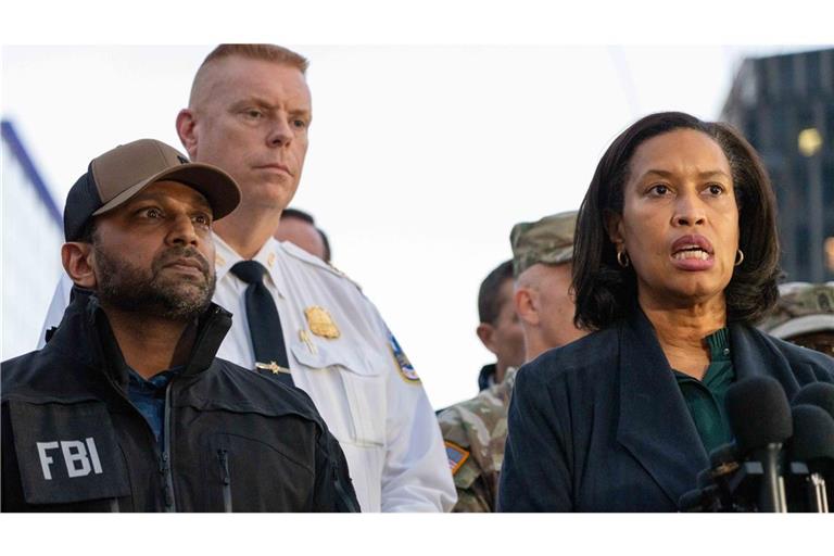 Die Bürgermeisterin von Washington, D.C., Muriel Bowser (r), antwortet auf eine Frage neben dem FBI-Direktor Kash Patel (l), nachdem zwei Nationalgardisten in der Nähe des Weißen Hauses erschossen wurden.