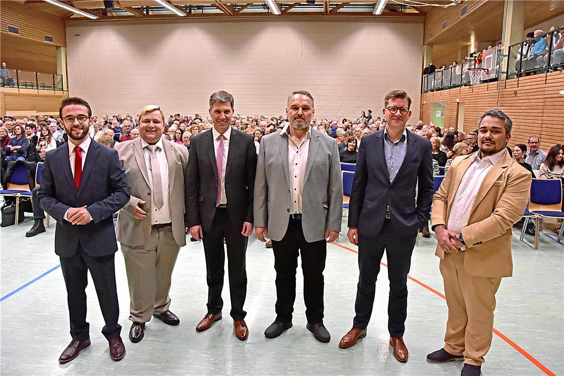 Die Bürgermeisterkandidaten vor dem Publikum in der Gemeindehalle Oppenweiler (von links): Gabriel Nold, Joachim Lux, Christoph Hald, Patrik Köhler, Johannes Herbrik und Bruce Schlößer. Es fehlt wegen Krankheit Kandidat Heiko Eberhard. Foto: Tobias Sellmaier