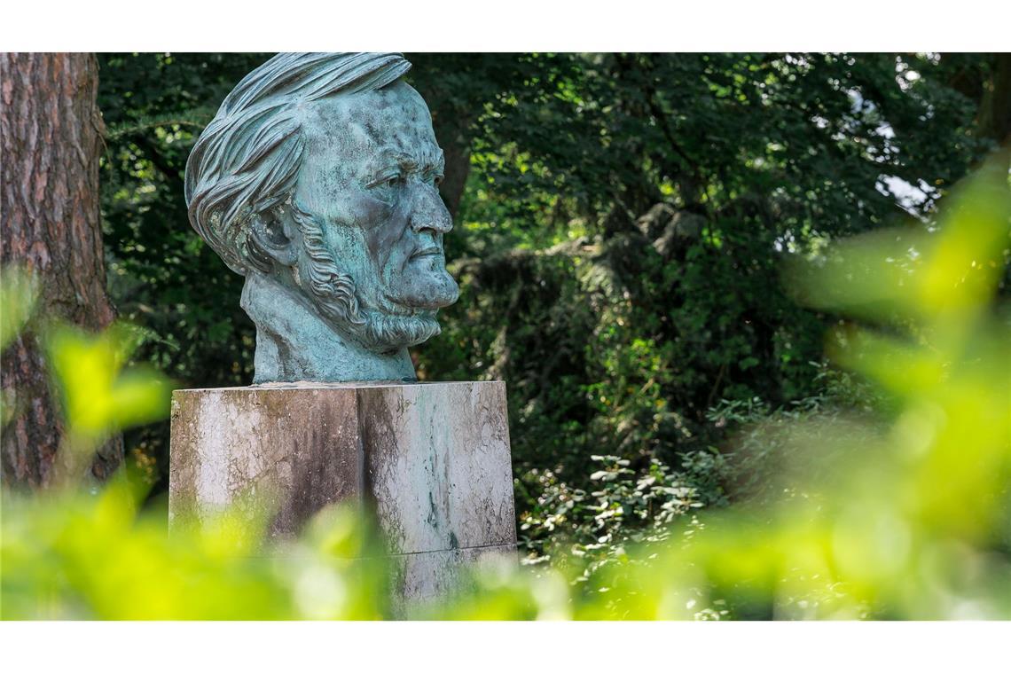 Wagner-Musik lässt Filme flirren Die Büste von Richard Wagner des Bildhauers Arno Breker (1900-1991) am Grünen Hügel in Bayreuth. (Archivbild)