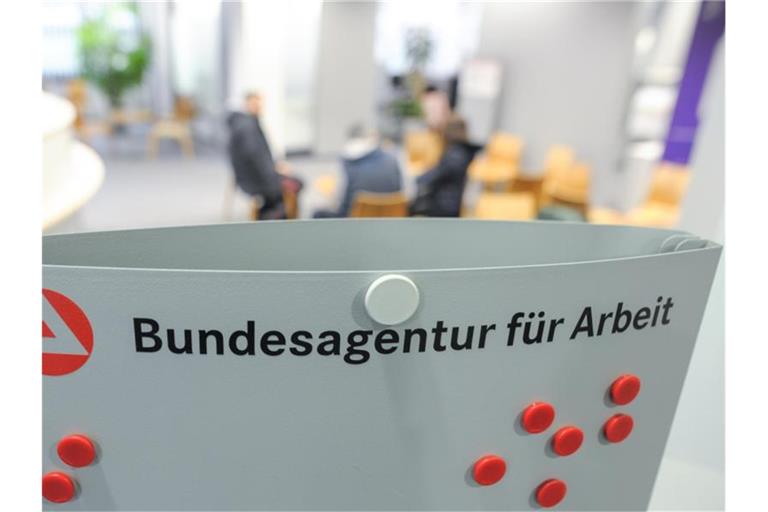 Die Bundesagentur für Arbeit 2020 insgesamt 61 Milliarden Euro aus - ein einsamer Rekord in der Geschichte der größten deutschen Behörde. Foto: Larissa Schwedes/dpa