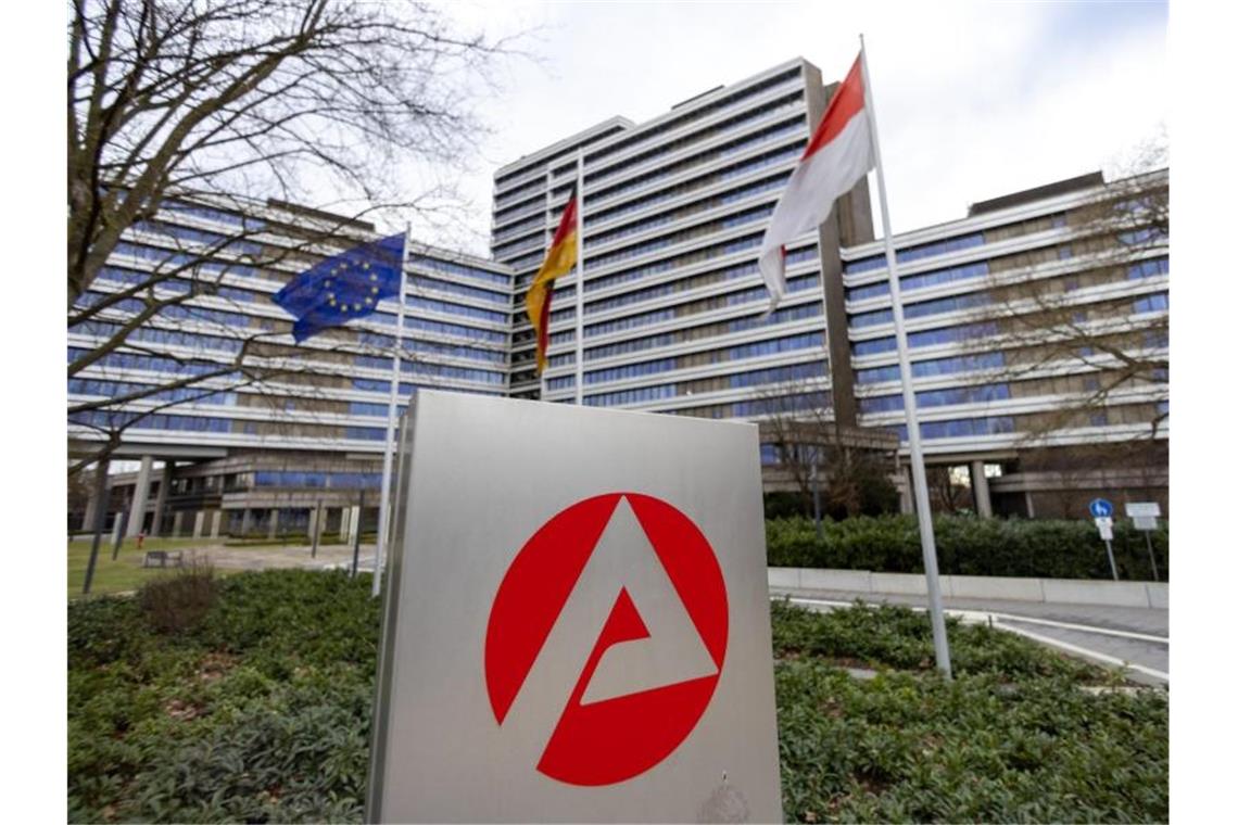 Die Bundesagentur für Arbeit (BA) meldet neue Zahlen von arbeitssuchenden Pflegekräften. Foto: Daniel Karmann/dpa