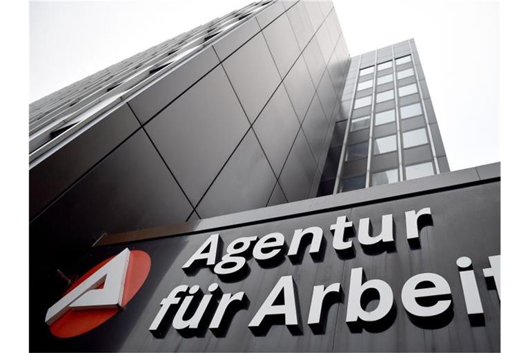 Die Bundesagentur für Arbeit wird auch im kommenden Jahr auf eine Geldspritze des Bundes in Höhe von fast einer Milliarde Euro angewiesen sein. Foto: Caroline Seidel/dpa