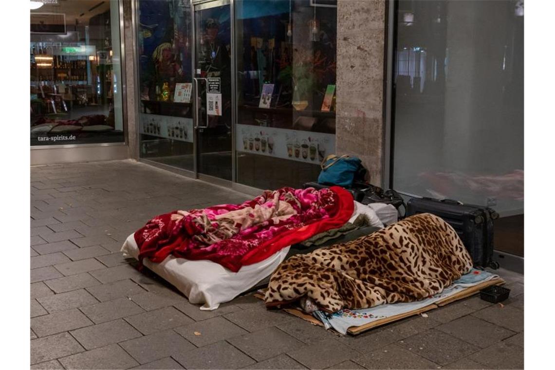 Die Bundesarbeitsgemeinschaft schätzt, dass es im vergangenen Jahr mehr Obdachlose durch die Corona-Pandemie gegeben hat. Foto: Peter Kneffel/dpa