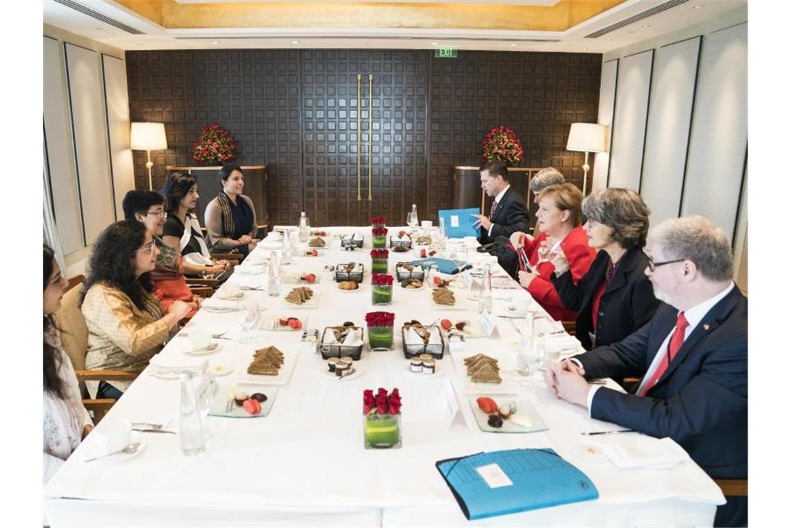 Die Bundeskanzlerin im Gespräch mit jungen weiblichen Führungskräften in Neu-Delhi. Foto: Steffen Kugler/Bundesregierung/dpa