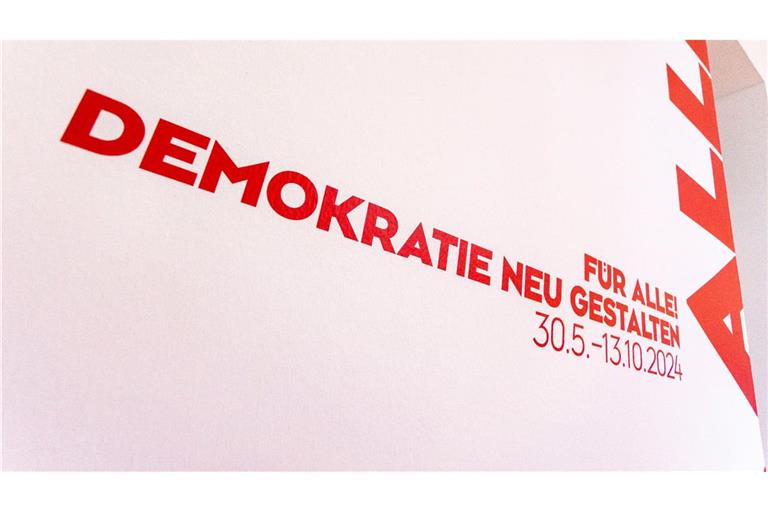 Die Bundeskunsthalle in Bonn zeigt die Ausstellung "Für alle! Demokratie neu gestalten" bis zum 13.10.2024.