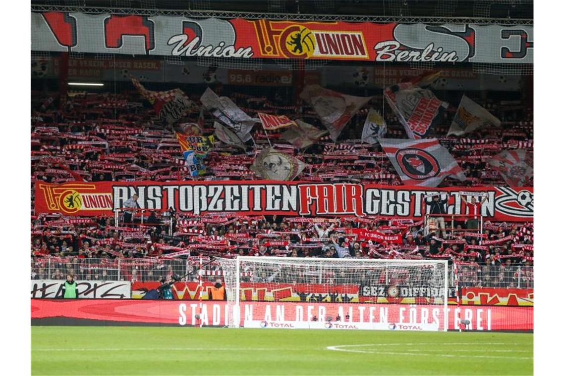 Die Bundesliga-Partie zwischen dem 1. FC Union und dem FC Bayern München findet in der Alten Försterei vor leeren Rängen statt. Foto: Andreas Gora/dpa