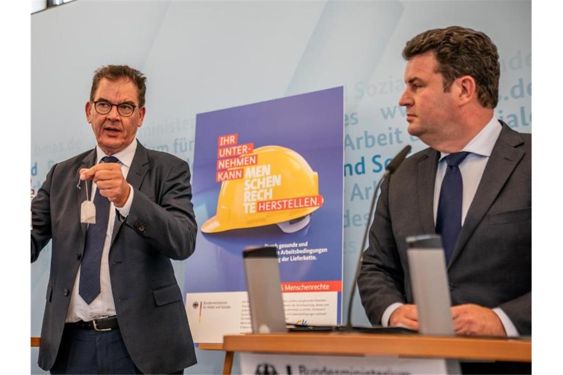 Gegen Kinderarbeit und Hungerlöhne weltweit Die Bundesminister Gerd Müller (CSU, l) und Hubertus Heil (SPD) wollen Unternehmen noch in dieser Legislaturperiode mit einem Gesetz zur Einhaltung von Menschenrechten in den Lieferketten verpflichten. Foto: Michael Kappeler/dpa