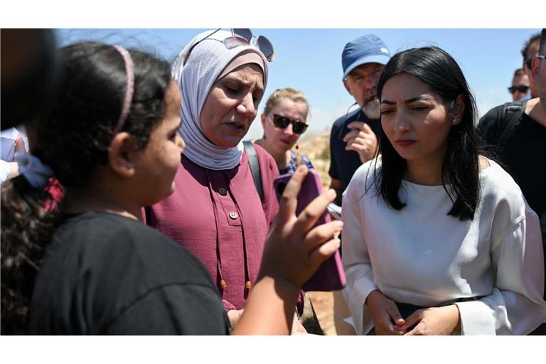 Die Bundesministerin tauschte sich im Westjordanland mit einer Familie aus.