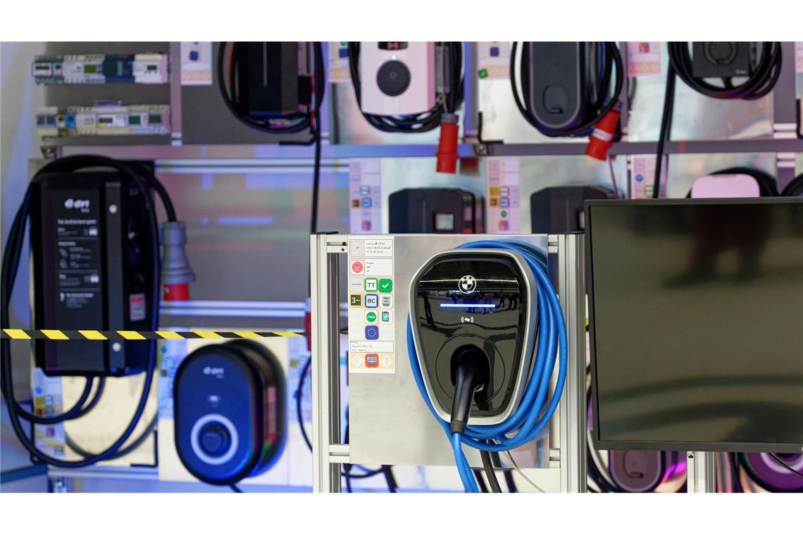 Wallbox-Überprüfung: Netzagentur sieht keine Gefahren Die Bundesnetzagentur hat die elektrische Sicherheit von Wallboxen geprüft und festgestellt: Keine Gefahren für die Nutzerinnen und Nutzer. Auch die Funktechnik funktionierte. (Symbolbild)