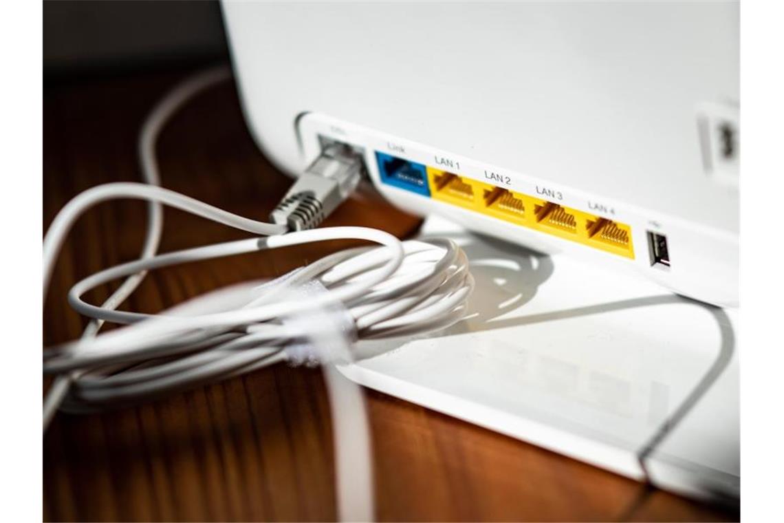 Lahmes Netz: Verbraucher können Zahlungen künftig kürzen Die Bundesnetzagentur hat Kriterien vorgelegt, wie groß die Defizite beim heimischen Internet sein müssen, bevor Kunden mindern dürfen. Foto: Fabian Sommer/dpa