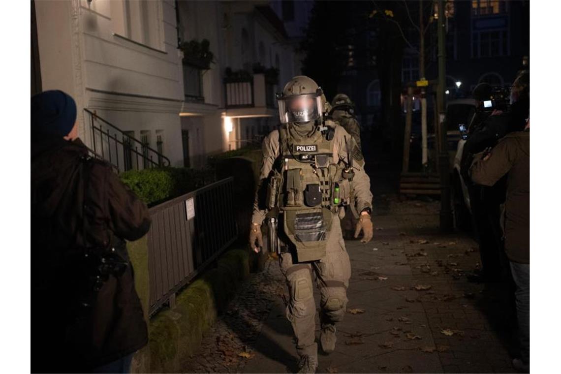 Die Bundespolizei durchsucht zahlreiche Objekte im Kampf gegen eine mutmaßliche Schleuserbande. Foto: Paul Zinken/dpa