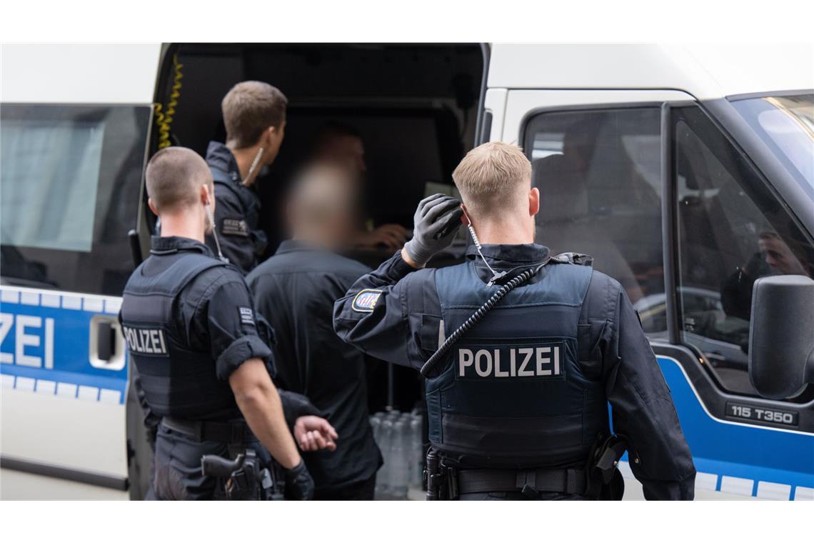 Die Bundespolizei durchsuchte Wohnungen und Erstaufnahmeeinrichtungen für Asylsuchende. (Symbolbild)