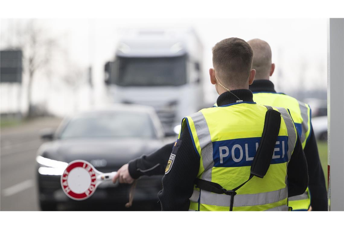 Die Bundespolizei hat auf der Inntalautobahn bei Kiefersfelden einen mutmaßlichen Schleuser festgenommen. (Symbolbild)