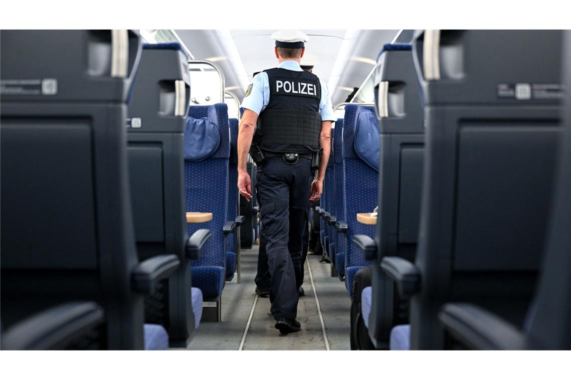 Fußballfans im Zug: Wenn die Reise eskaliert Die Bundespolizei ist immer wieder im Einsatz, wenn Fans auf Reisen gehen.