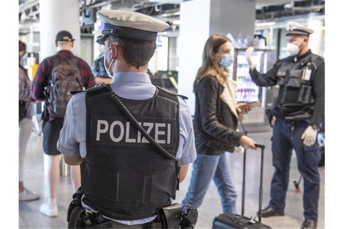 Die Bundespolizei kontrolliert Reisende am Frankfurter Flughafen. Foto: Boris Roessler/dpa