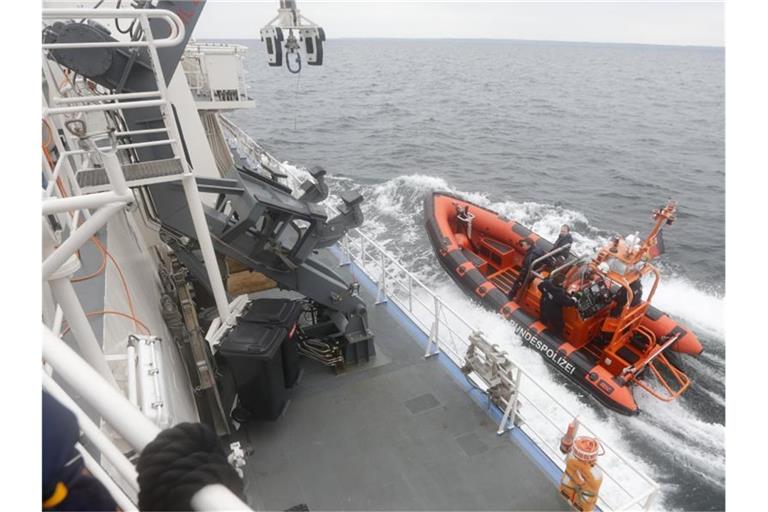 Die Bundespolizei simuliert mit einem Schlauchboot einen Piratenangriff. Foto: picture alliance / dpa