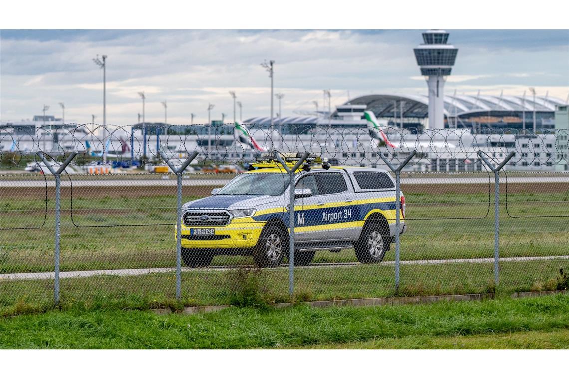 Die Bundespolizei sprach von zwei Drohnensichtungen im Bereich der Nord- und der Südbahn.