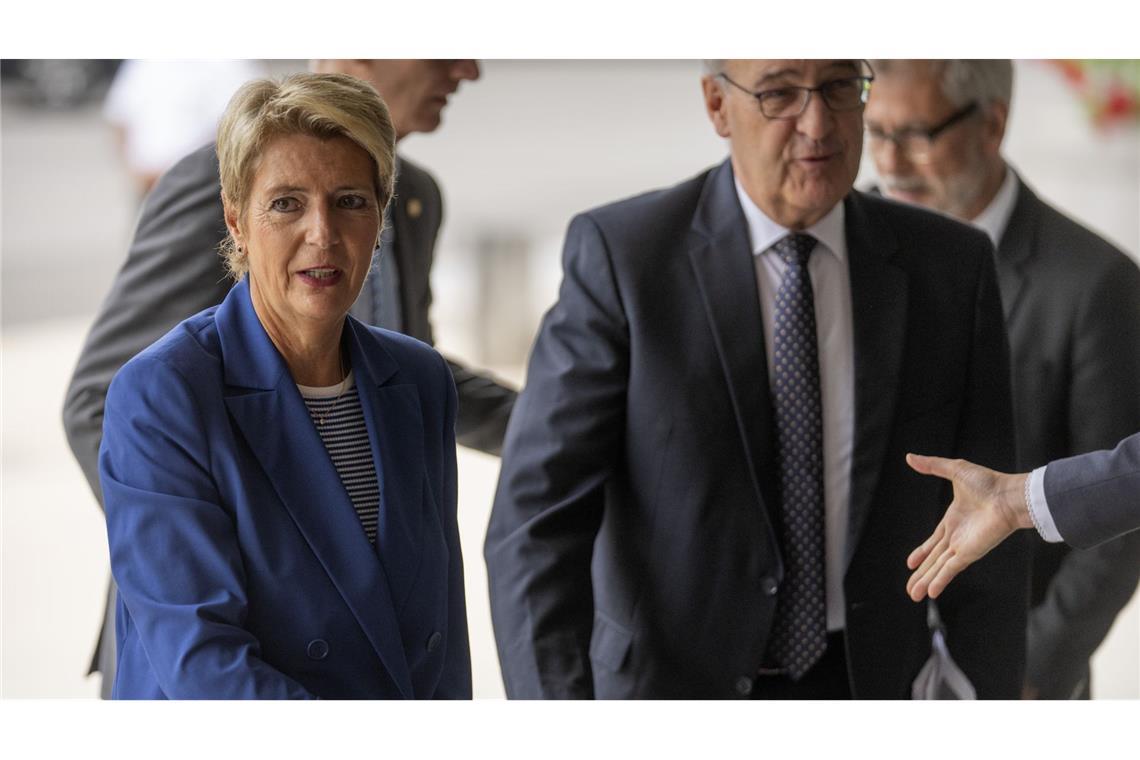 Hohe US-Zölle für Schweiz – „Horrorszenario“ eingetreten Die Bundespräsidentin der Schweiz, Karin Keller-Sutter (l) wird bei ihrer Ankunft im Aussenministerium in Washington begrüsst.