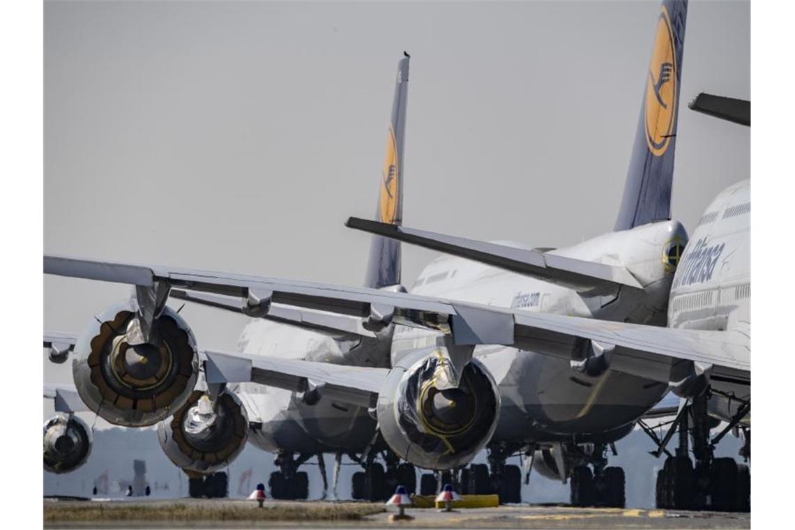 Bund und Lufthansa verhandeln über Staatsbeteiligung Die Bundesregierung berät mit der Lufthansa in der Corona-Krise eine mögliche Staatsbeteiligung. Foto: Boris Roessler/dpa