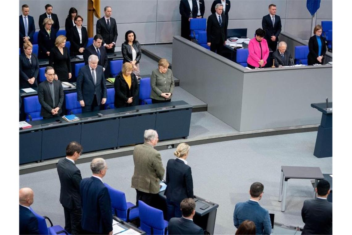 Bundestagsdebatte zu Hanau: „Wann hört dieser Wahnsinn auf?“ Die Bundesregierung, das Bundestagspräsidium und die Fraktionen gedenken im Bundestag der Opfer des Anschlags von Hanau. Foto: Kay Nietfeld/dpa