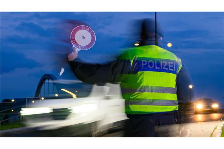Die Bundesregierung hält an Zurückweisungen von Asylsuchenden an Grenzen fest. Doch zwischen den Koalitionspartnern Union und SPD droht bei dem Thema ein Streit. (Archivbild)