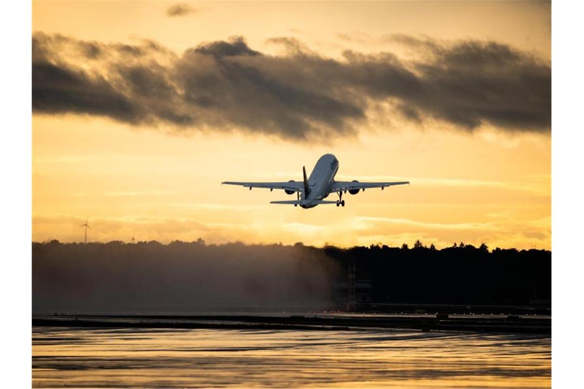 Reisewarnung für mehr als 160 Länder verlängert Die Bundesregierung hat die Reisewarnung für Touristen wegen der Corona-Pandemie für mehr als 160 Länder außerhalb der Europäischen Union bis zum 14. September 2020 verlängert. Foto: Andreas Arnold/dpa