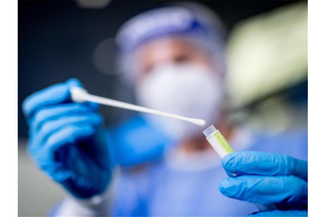 Die Bundesregierung ist sich uneinig, ob Corona-Tests in Firmen verpflichtend werden sollen. Foto: Matthias Balk/dpa