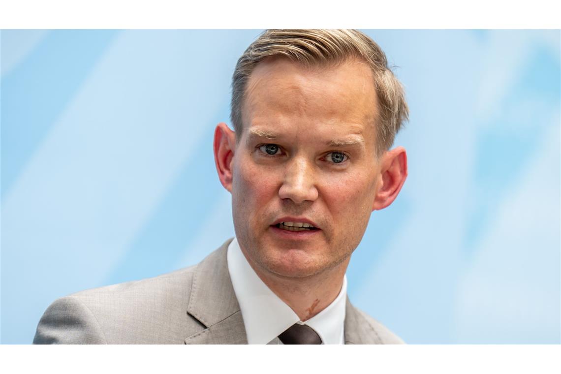 Die Bundesregierung kritisiert Drogenbeauftragten Hendrik Streeck (CDU) für seinen Vorschlag, teure Medikamente für Hochbetagte zu begrenzen (Archivfoto).