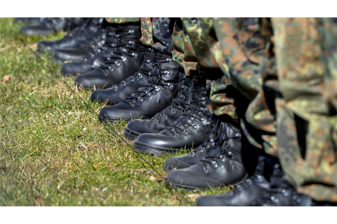 Die Bundesregierung ringt um die Ausgestaltung eines neuen Wehrdienstgesetzes, das zum 1. Januar in Kraft treten soll.