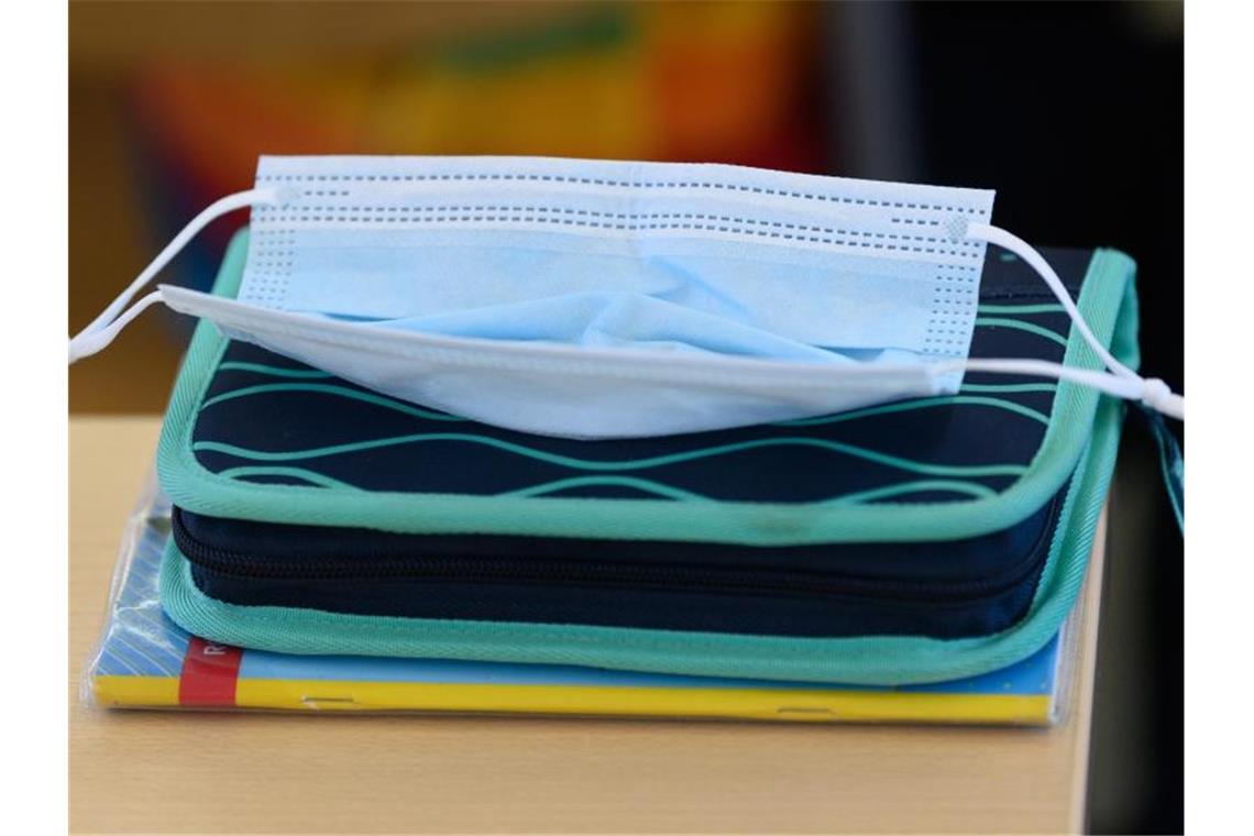 Bund schlägt Ausgangsbeschränkung vor - Schule nur mit Tests Die Bundesregierung versucht über das Infektionsschutzgesetz einheitliche Regeln festzulegen. Foto: Robert Michael/dpa-Zentralbild/dpa