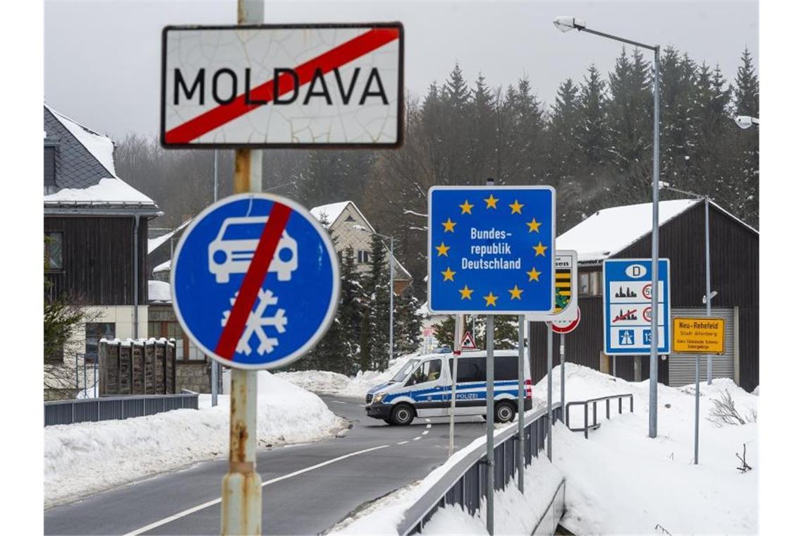 Die Bundesregierung will das Beförderungsverbot für Einreisende aus sogenannten Virusvarianten-Gebieten bis 17. März verlängern. Foto: Ondøej Hájek/CTK/dpa