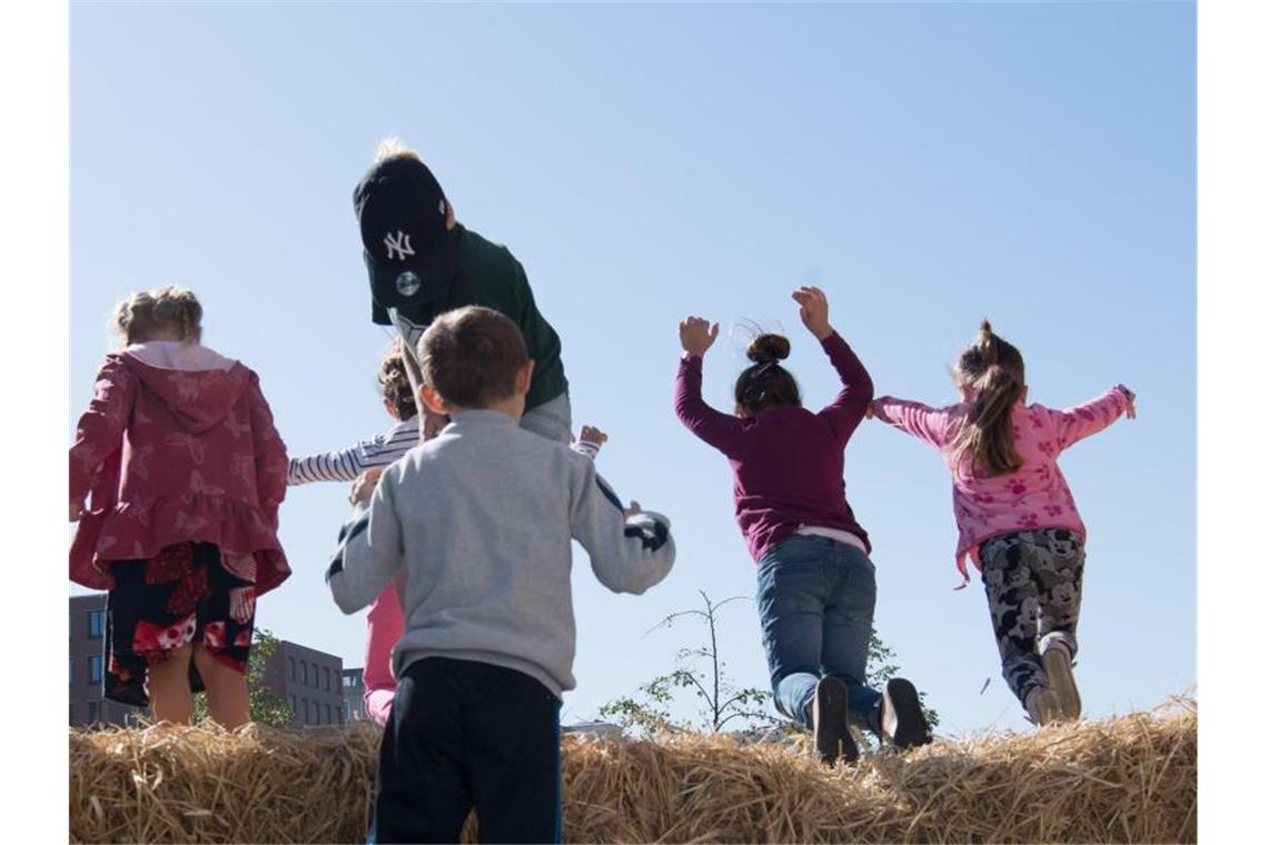 Kabinett für Aufnahme von Kinderrechten ins Grundgesetz Die Bundesregierung will die Rechte von Kindern stärken und hat dafür eine Änderung des Grundgesetzes auf den Weg gebracht. Foto: Jörg Carstensen/dpa
