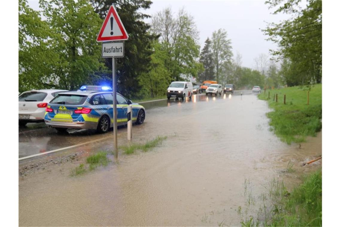 Die Bundesstraße 308 zwischen Oberstaufen und Immenstadt in Bayern ist teilweise durch Dauerregen überflutet. Foto: Benjamin Liss