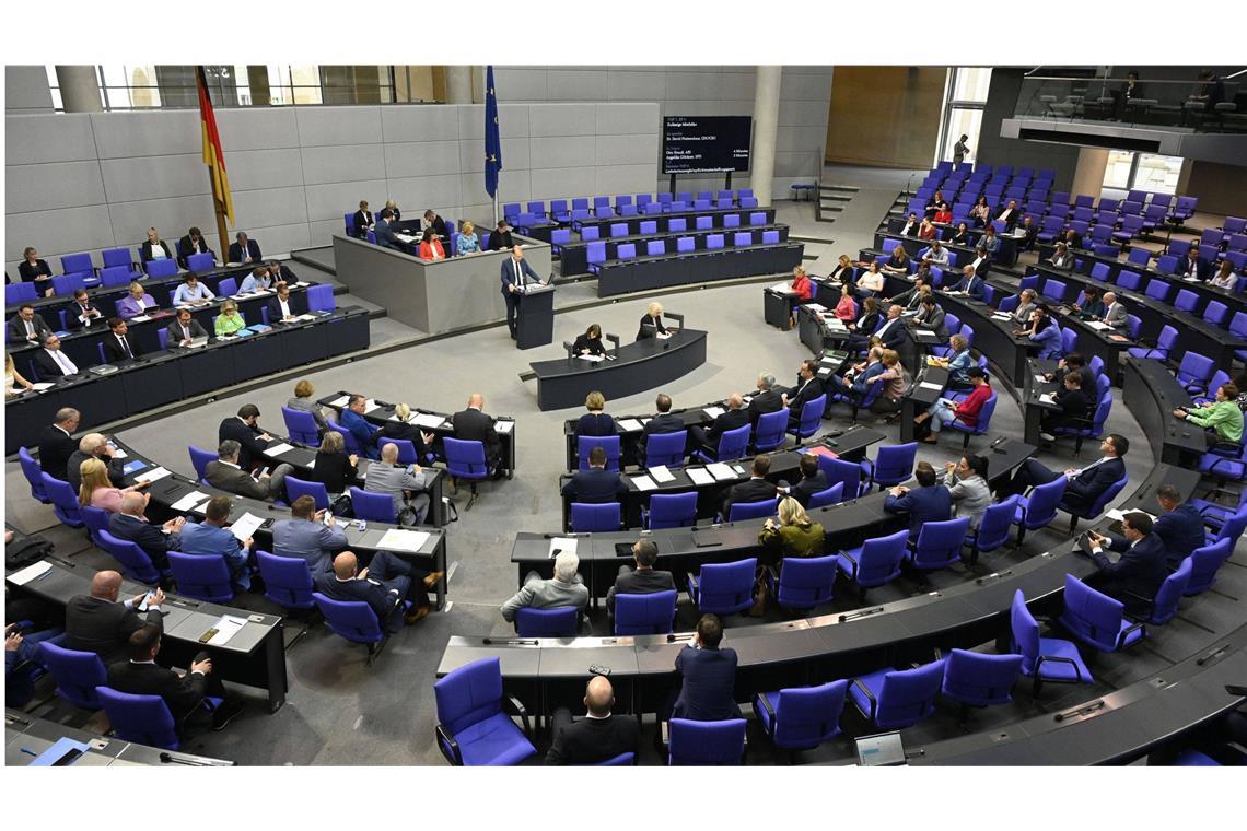 11 227 Euro im Monat sind mehr als genug Die Bundestagsabgeordneten wollen sich höhere Diäten genehmigen.