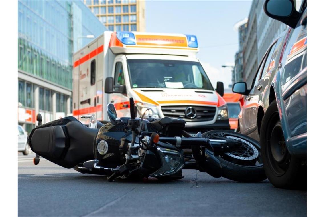 Notärzte kritisieren Motorrad-Vorstoß von Scheuer Die Bundesvereinigung der Arbeitsgemeinschaften der Notärzte Deutschlands warnt vor noch mehr Motorradunfällen. Symbolbild: Lisa Ducret/Archiv Foto: Lisa Ducret