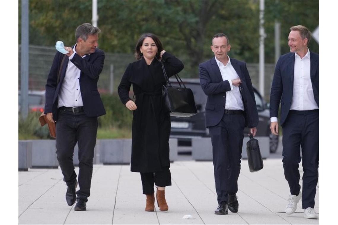 Lange Sitzung der Ampel-Verhandler SPD, Grüne und FDP Die Bundesvorsitzenden der Grünen, Robert Habeck (l.) und Annalena Baerbock, gemeinsam mit FDP-Generalsekretär Volker Wissing und FDP-Chef Christian Lindner. Foto: Kay Nietfeld/dpa