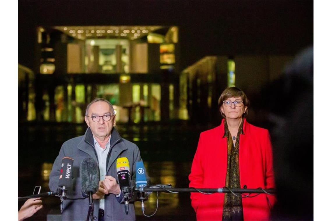 Die Bundesvorsitzenden der SPD, Norbert Walter-Borjans und Saskia Esken, geben kurz vor Beginn des Koalitionsausschusses vor dem Bundeskanzleramt ein Pressestatement ab. Foto: Christoph Soeder/dpa