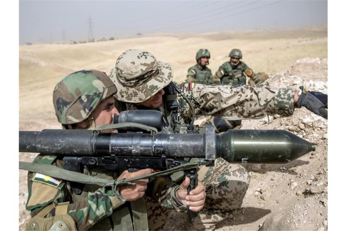 Maas will Irak zur Fortsetzung von Anti-IS-Kampf bewegen Die Bundeswehr bildet im Irak kurdische Peschmerga aus. Foto: Michael Kappeler/dpa