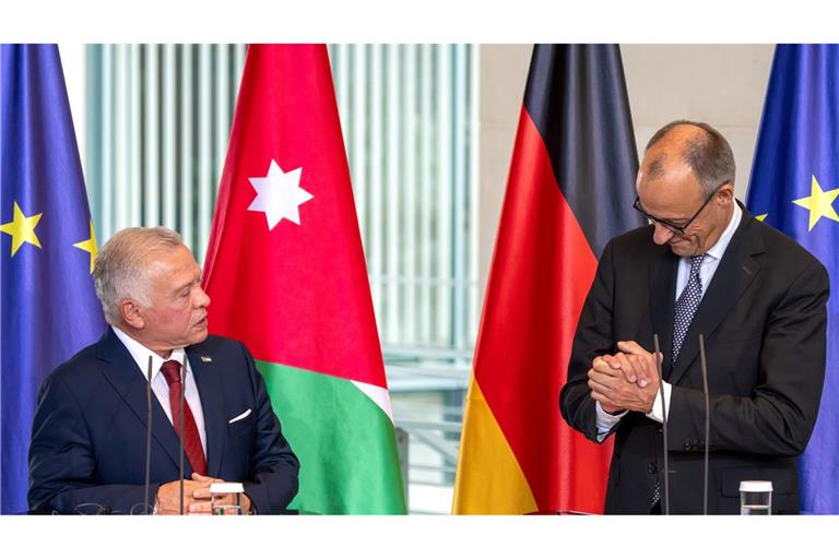 Die Bundeswehr hat nach Angaben von Kanzler Friedrich Merz zwei Transportflugzeuge nach Jordanien geschickt, die dann Hilfsgüter über dem Gazastreifen abwerfen sollen