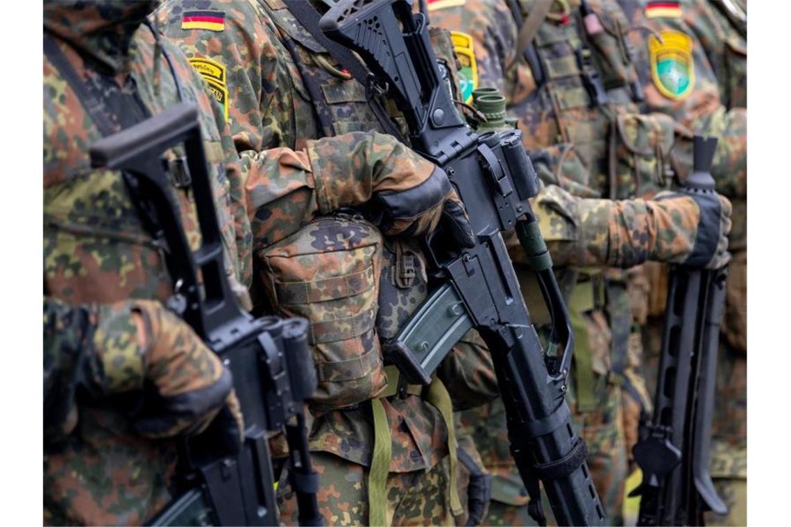 Bundeswehrverband: 100 Milliarden müssen voll in Ausrüstung Die Bundeswehr soll über ein Sondervermögen 100 Milliarden Euro für Investitionen und Rüstungsvorhaben erhalten. Foto: Monika Skolimowska/dpa-Zentralbild/dpa