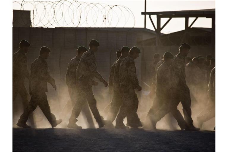 Die Bundeswehr stellt sich in Absprache mit den Nato-Verbündeten auf einen deutlich schnelleren Abzug aus Afghanistan ein. Foto: Michael Kappeler/dpa