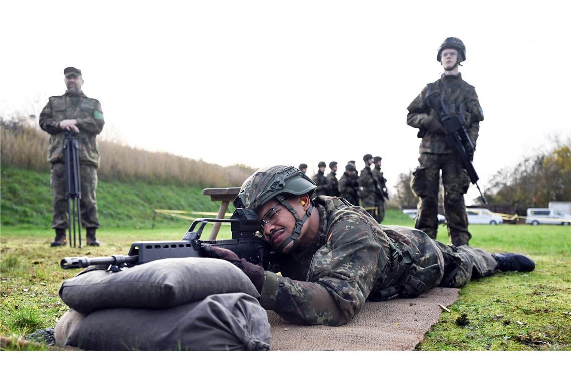 Die Bundeswehr will jungen Menschen von Mitte Januar die ersten Fragebögen zum neuen Wehrdienst zuschicken (Archivfoto).